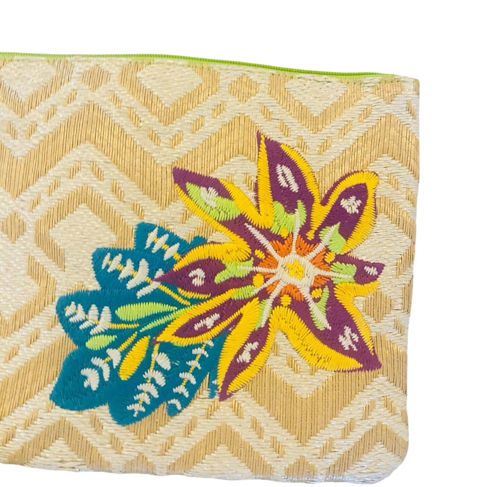 Vera Bradley Straw Beach Floral Embroidered Wristlet - Picture 2 of 6